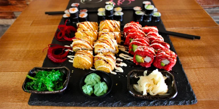 Set 24, 34 nebo 40 kusů pestrého sushi s rybami, krabem i avokádem