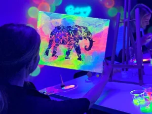Zážitkové malování: celý ateliér jen pro vás, nebo tvorba fluorescenčími barvami ve tmě