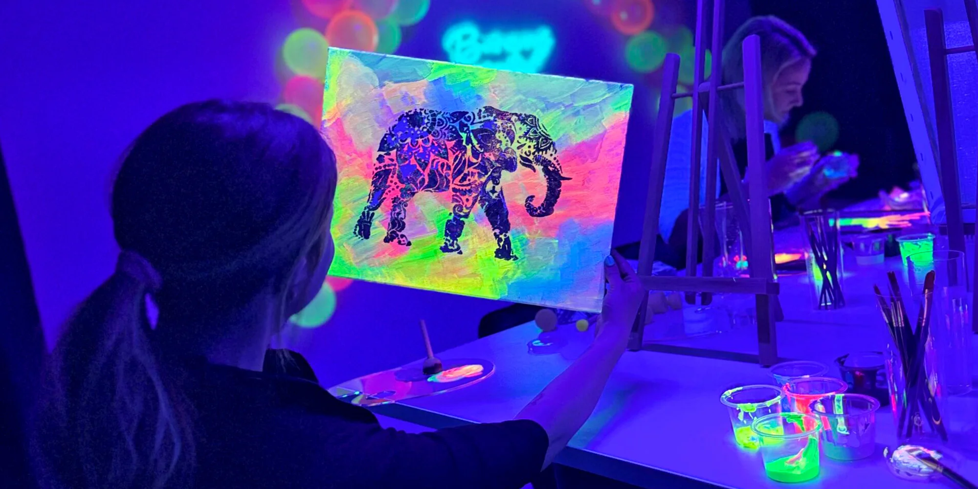 Zážitkové malování: celý ateliér jen pro vás, nebo tvorba fluorescenčími barvami ve tmě