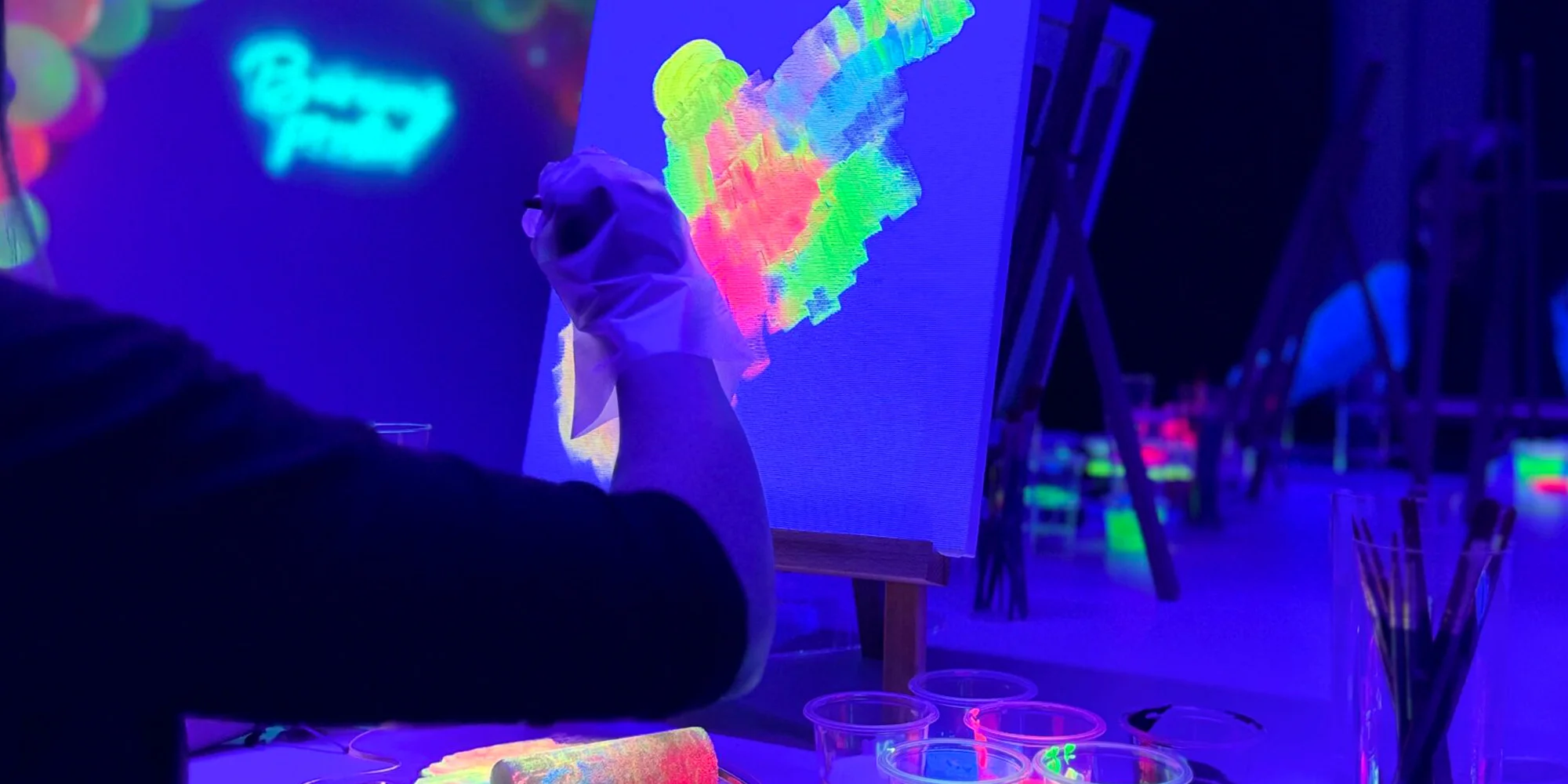 Zážitkové malování: celý ateliér jen pro vás, nebo tvorba fluorescenčími barvami ve tmě - Obrázek 5