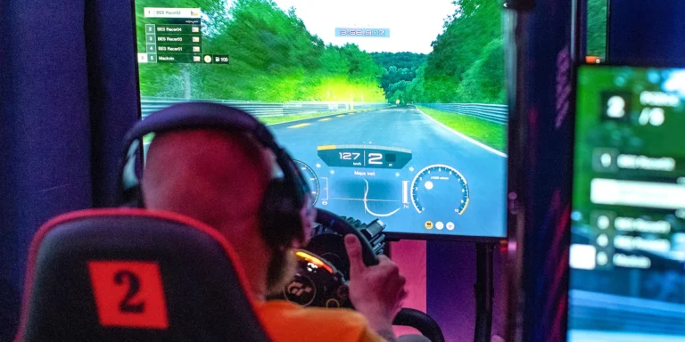 Pronájem herny se 6 profesionálními závodními simulátory: 2 nebo 3 hodiny