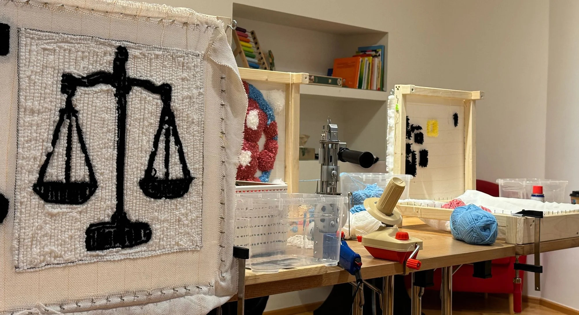Rugmaking: zážitkový kurz tkaní vlastního koberečku pro 1 nebo 2 osoby - Obrázek 2