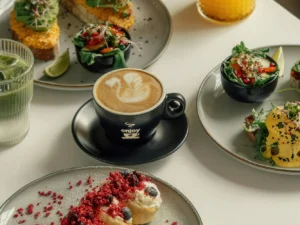 Brunch dle výběru vč. nápojů a makronky: vejce Benedikt, bagel i lívance