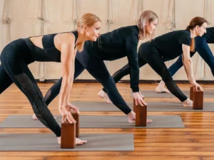 1 lekce v krásném studiu na Žižkově s prosklenou střechou: vinyasa i power jóga, pilates aj.