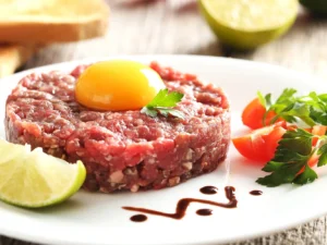400 g tataráčku z mladého býčka Aberdeen angus red a zlatavé topinky