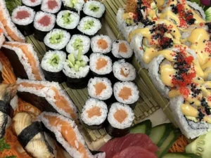 Sushi sety s tuňákem, avokádem i kaviárem či úhořem a krabem: 16–73 ks
