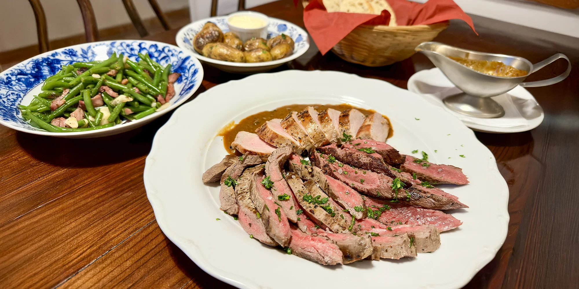 Masová hostina pro 2-4 osoby: steak z hovězího, klokaní svíčkové i vepřové panenky