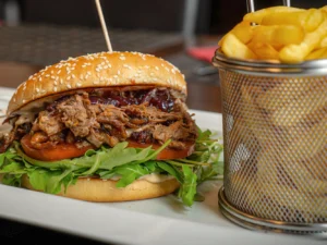 2 božské burgery s trhaným kachním masem, hranolky a limetkový sorbet