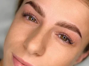 Profesionální péče pro krásné řasy a obočí: úprava, barvení či laminace