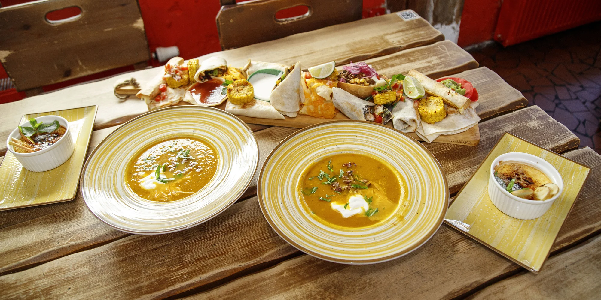 Tříchodové menu v mexické restauraci: polévka, plato specialit dle výběru a dezert pro 2 osoby - Obrázek 2