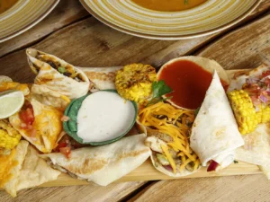 Tříchodové menu v mexické restauraci pro 2 osoby: polévka, plato dobrot dle výběru a dezert