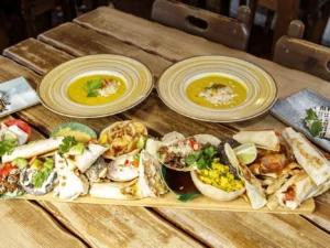 Tříchodové menu v mexické restauraci: polévka, plato specialit dle výběru a dezert pro 2 osoby