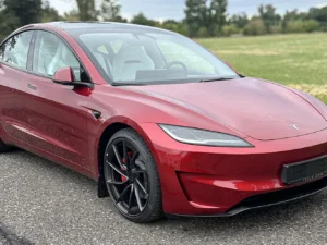 Jízda v nejmodernějším a zároveň nevýkonnějším elektromobilu od značky Tesla : jako řidič nebo spolujezdec