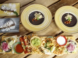 Mexická hostina pro 2 osoby: fazolová polévka, plato plné specialit a dezert
