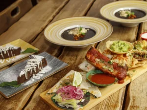 Mexická hostina pro 2 osoby: plato plné specialit, fazolová polévka a dezerty