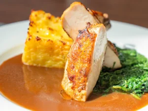 Tříchodové menu s carpacciem, kuřecím supreme a crème brûlée pro 2 osoby