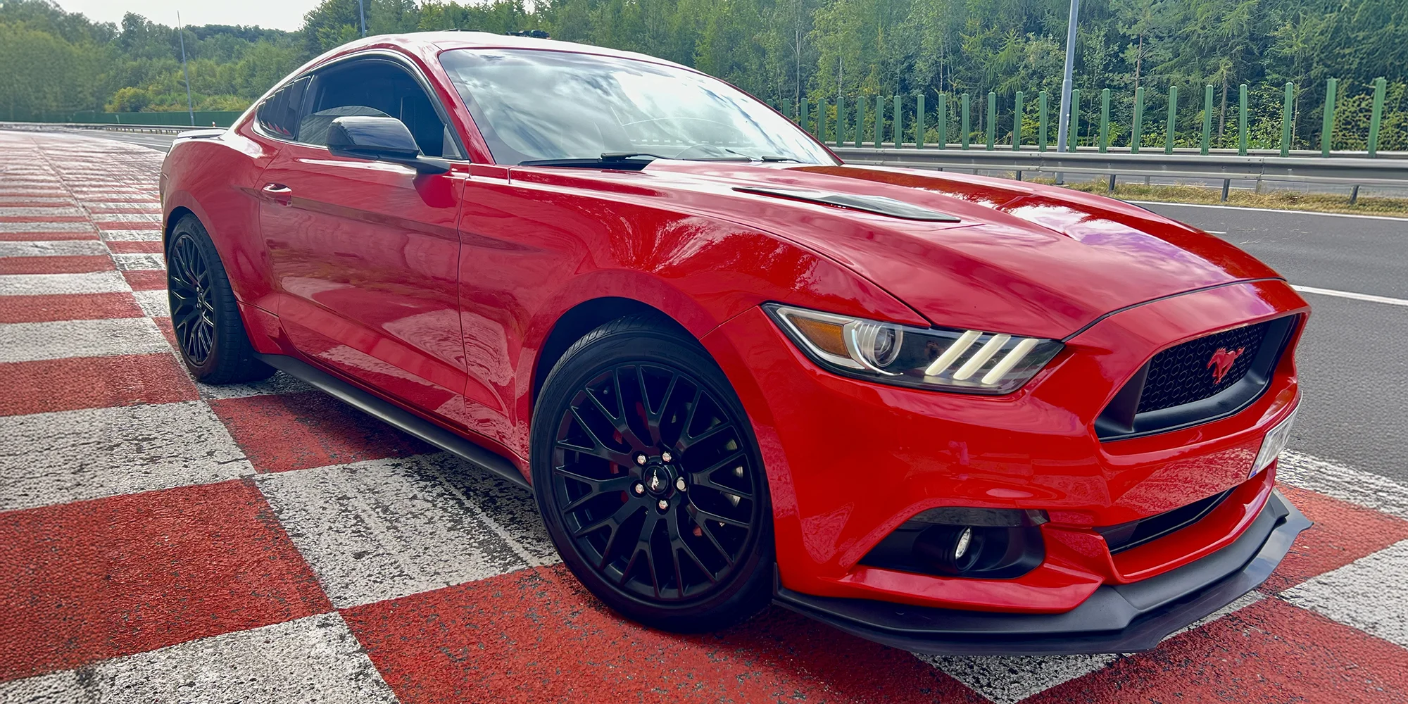 Pronájem nabušeného Fordu Mustang GT paket: 3 hod. i celý víkend - Obrázek 4