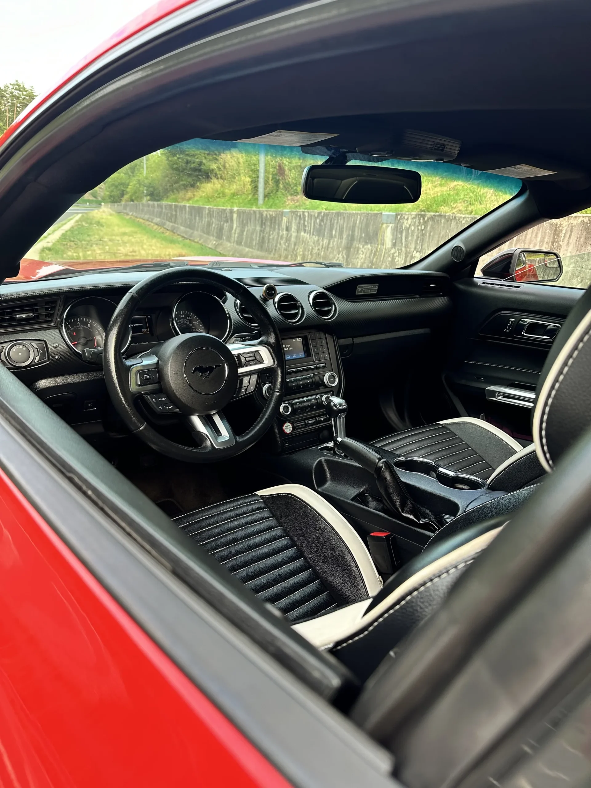 Pronájem nabušeného Fordu Mustang GT paket: 3 hod. i celý víkend - Obrázek 3