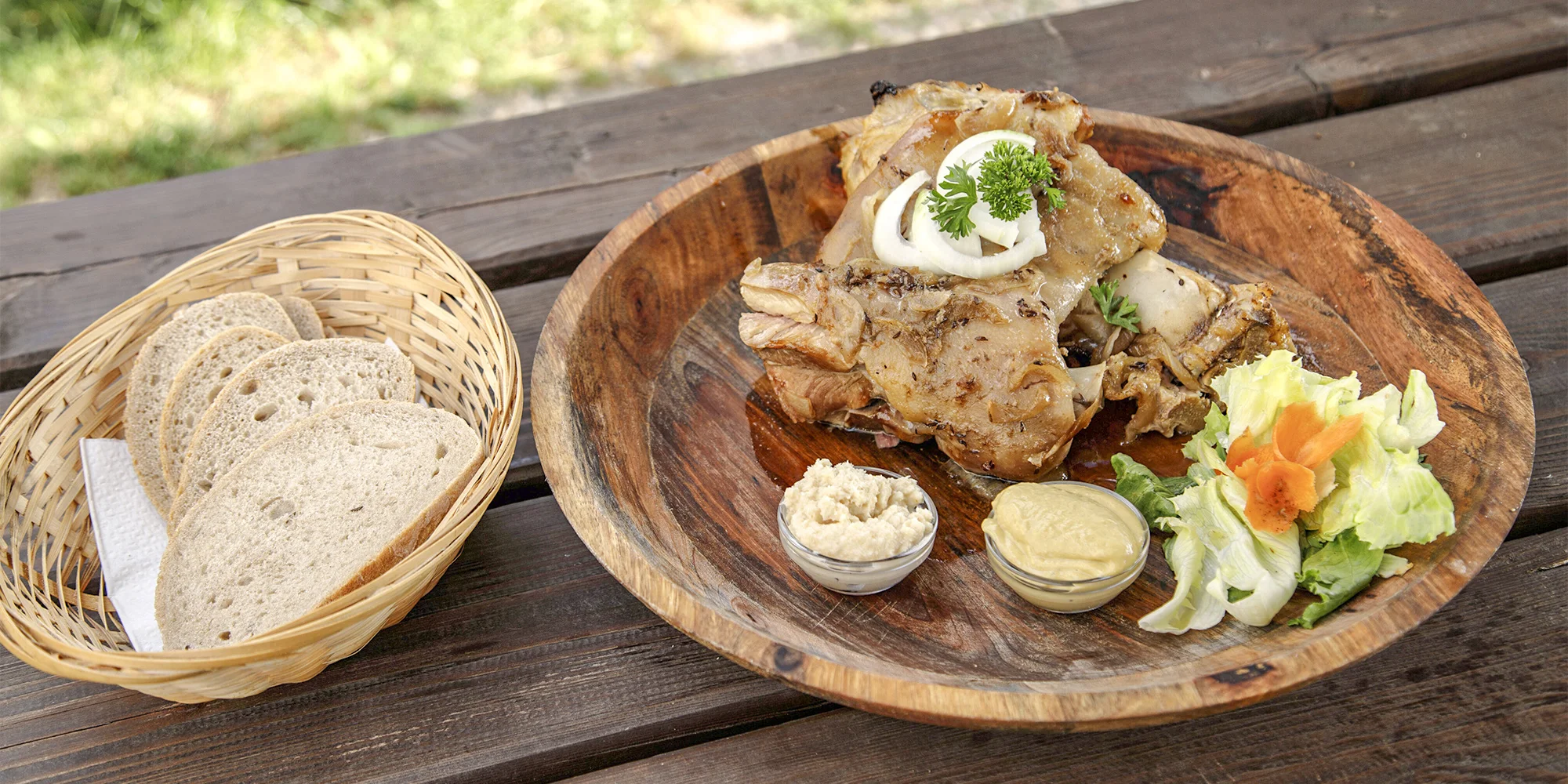Pochutnejte si: 1,3 až 1,8 kg pečeného vepřového kolena a přílohy - Obrázek 3