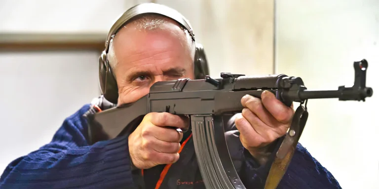 Střelba na kryté střelnici: až 70 nábojů, dohled instruktora, možnost střídání ve dvou i varianta pro děti