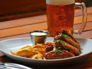 600 g kuřecích křídel neb žeber a k tomu hranolky nebo i pivo Radegast
