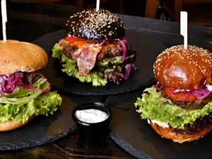 Burger s hranolky a dipem pro jednoho: hamburger, cheese, slanina i 250g dvouručák