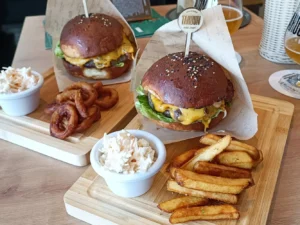 Tahoun burger s hranolky či cibulovými kroužky, coleslaw a pivo dle výběru v pivovaru Tahoun