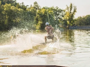 Parádní jízda po vodní hladině: wakeboarding až na 1 hodinu s možností trenéra pro 1–4 osoby