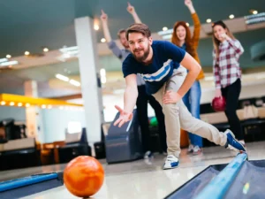 2 hod. plné zábavy: bowling až pro 6 osob v Karlových Varech