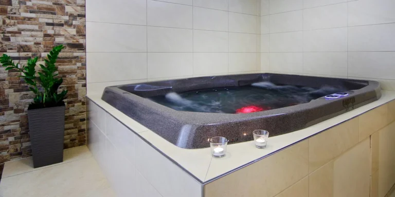 Romantický balíček: privátní vířivka a sauna, voucher na jídlo i degustace piv