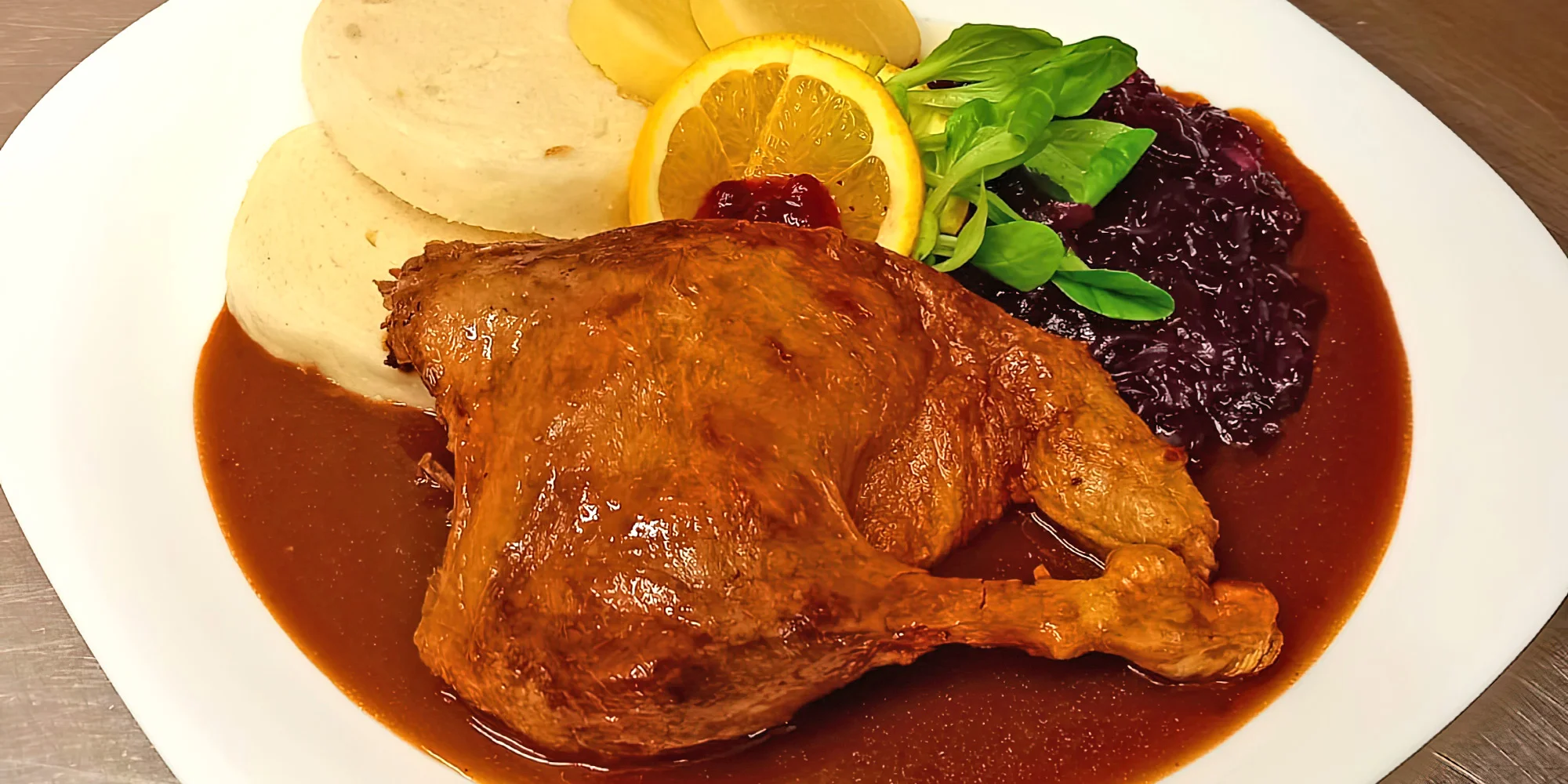 Kachní menu pro 2 osoby: silný kachní vývar, čtvrtka kachny s variací knedlíků a výtečný dezert - Obrázek 3