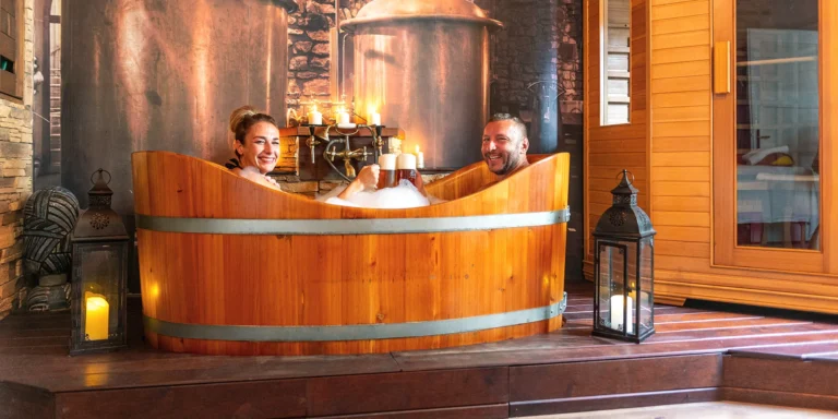 90 minut luxusní relaxace pro 2 osoby: pivní lázeň, masáž zad a šíje, chléb se sádlem a škvarky, pivo