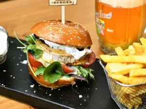 Hovězí nebo vege burger s hranolky a pivem či nealkem pro 1–4 osoby
