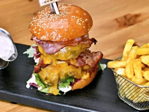 Dvojitá porce slasti: doubleburger se 400 g masa a tuplovaným pivem u I. P. Pavlova