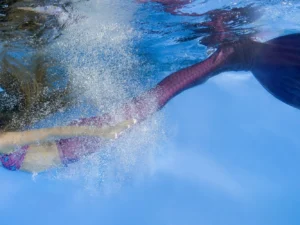 Jednorázová lekce mermaidingu pro děti od 8 let: plavání s monoploutví