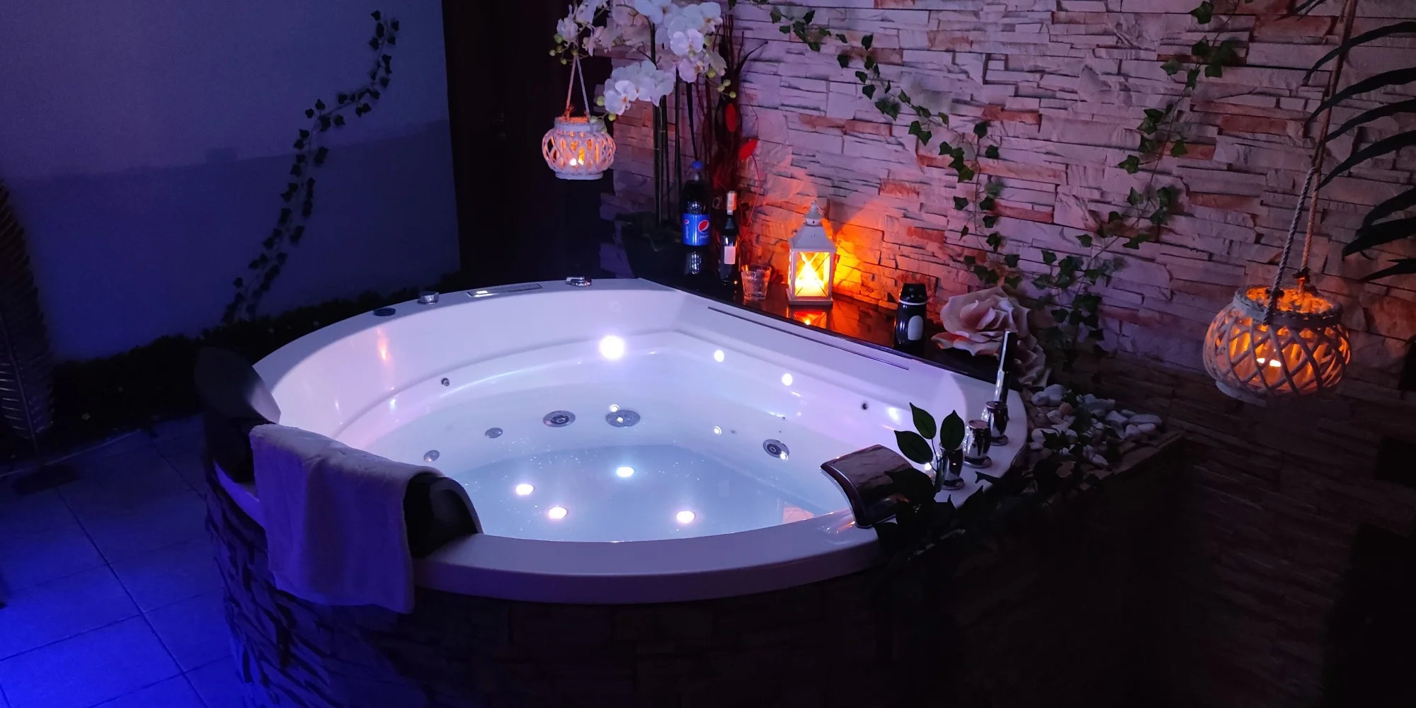 Relaxace v privátním wellness: vířivka, infrasauna, projektor i sekt - Obrázek 2