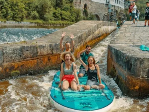 Hodinová plavba historickým Českým Krumlovem: paddleboard, kanoe či raft pro 1–6 osob