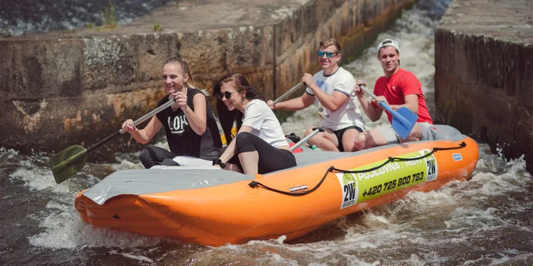 Plavba z Českého Krumlova do Zlaté Koruny na paddleboardu, raftu i kanoi až pro 6 osob