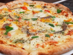 Italská restaurace s letní zahrádkou: pizza dle výběru v ceně do 258 Kč pro 1 až 2 osoby