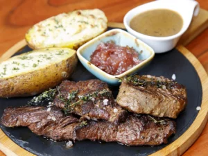 Hanger steak s chutney, pepřovou omáčkou a pečenými bramborami pro 2 osoby