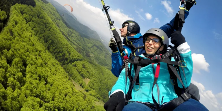 Paraglidingový tandemový let na míru s akrobacií, videozáznamem a certifikátem