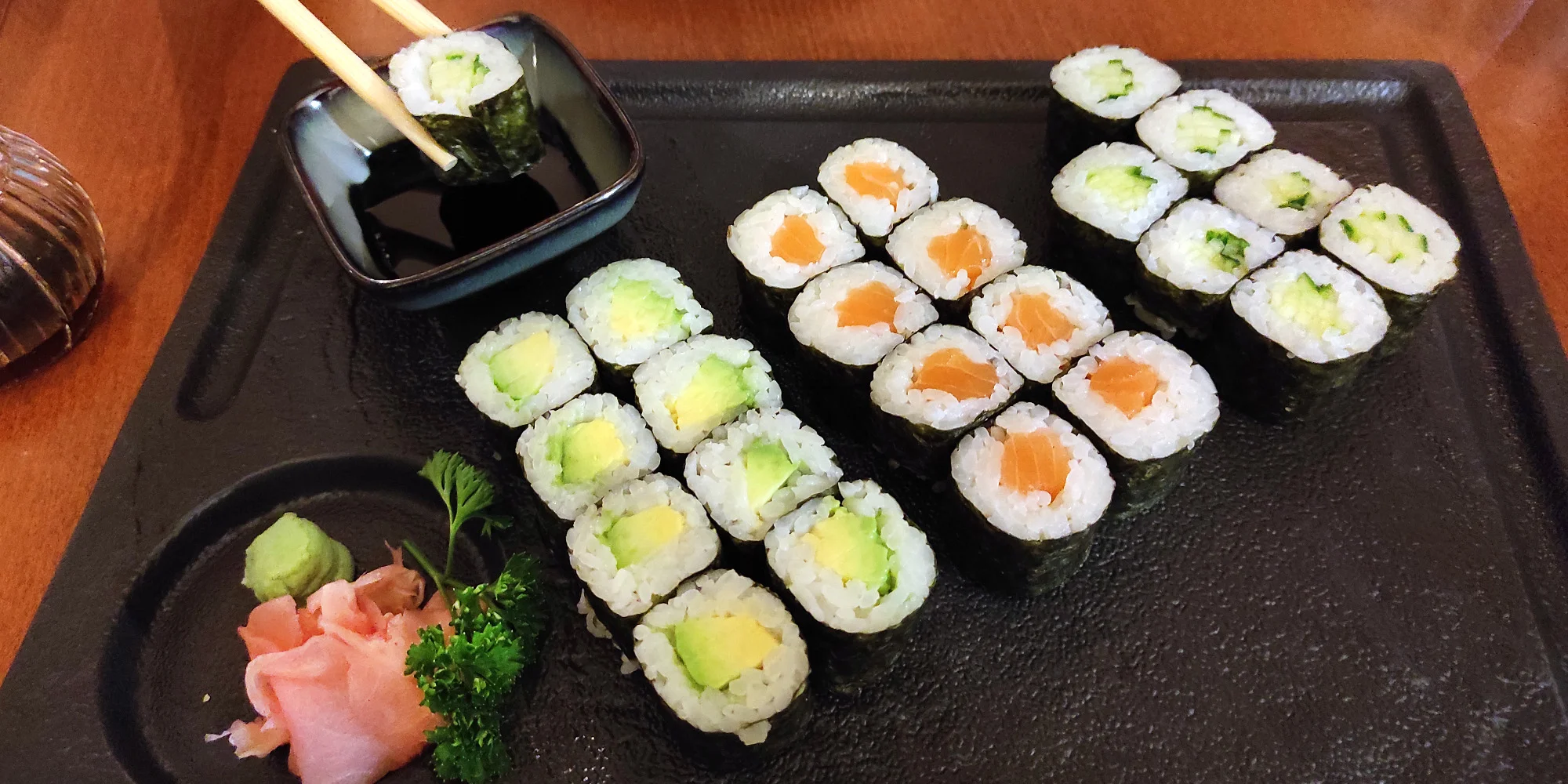 Nabité sushi sety: 24–80 kousků třeba i s polévkou, salátem nebo minizávitky - Obrázek 4