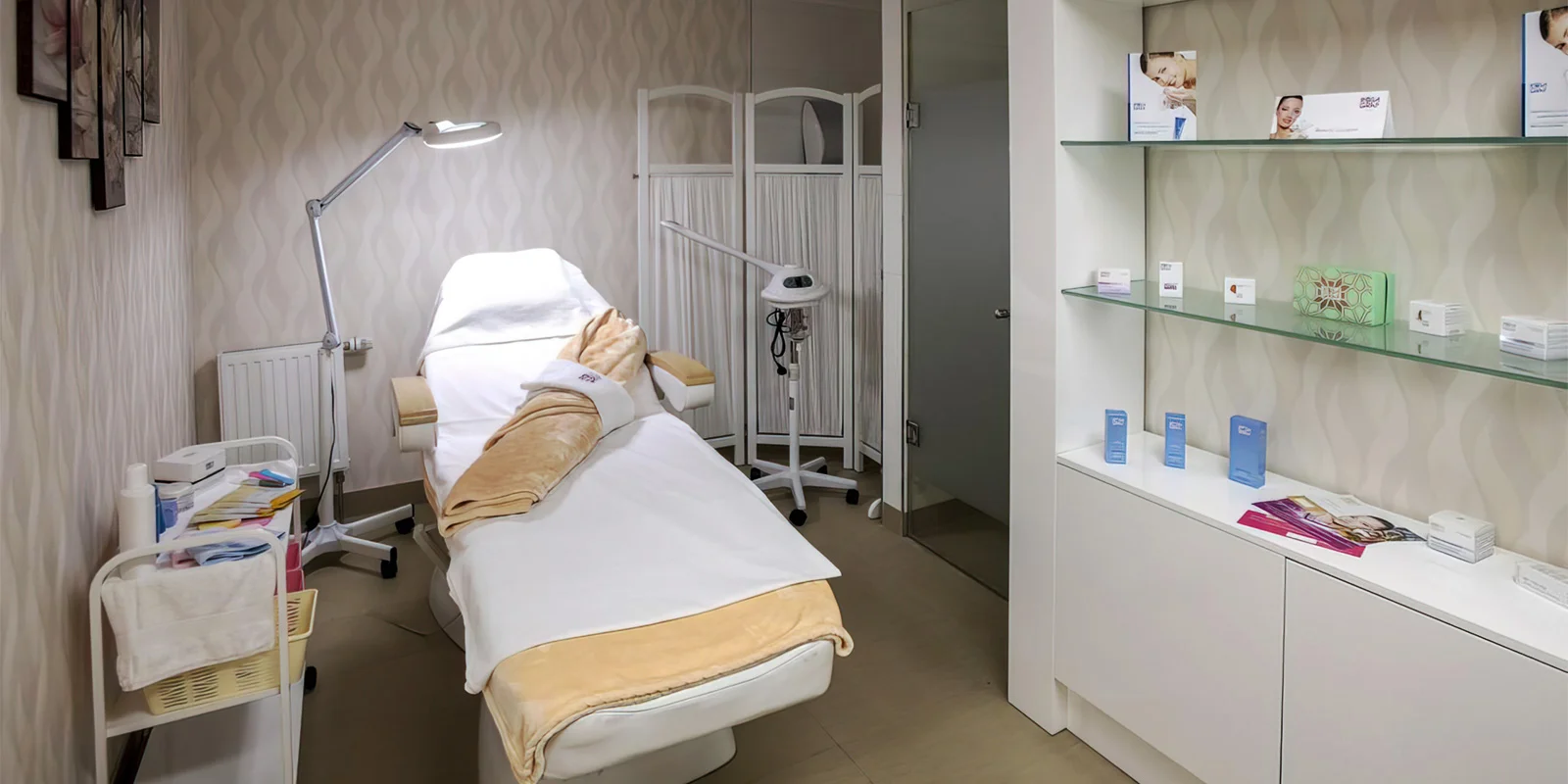 Balíček plný péče: kosmetické ošetření, parafínový zábal rukou a masáž zad a šíje - Obrázek 3
