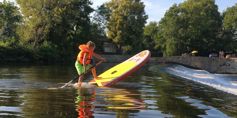 Sjíždění Ohře na paddleboardu i opékání buřtů: úseky vhodné i pro rodiny s dětmi