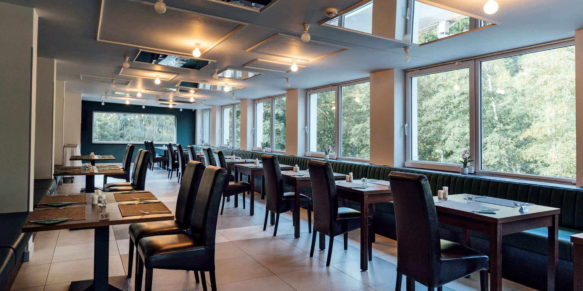Tři chody v restauraci s výhledem na řeku: domácí paštika, špíz a crème brûlée pro dva - Obrázek 3