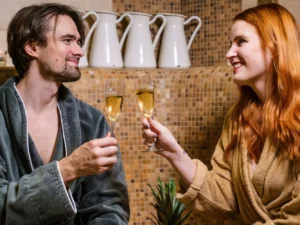 Hodina v saunovém světě, aromatická masáž zad a tříchodové menu pro 2 osoby