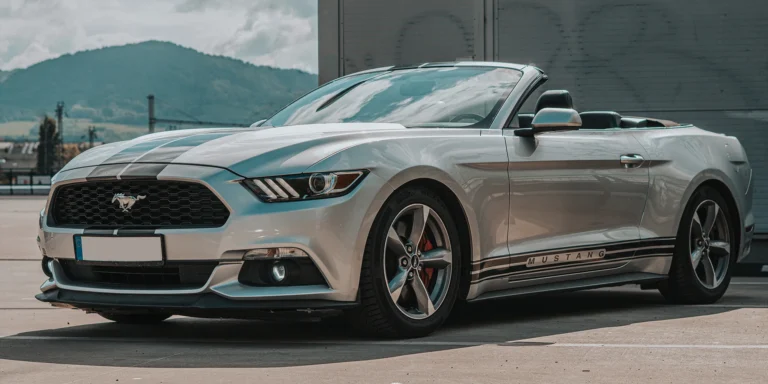 Vítr ve vlasech: zážitková jízda s focením i pronájem Fordu Mustang Cabriolet