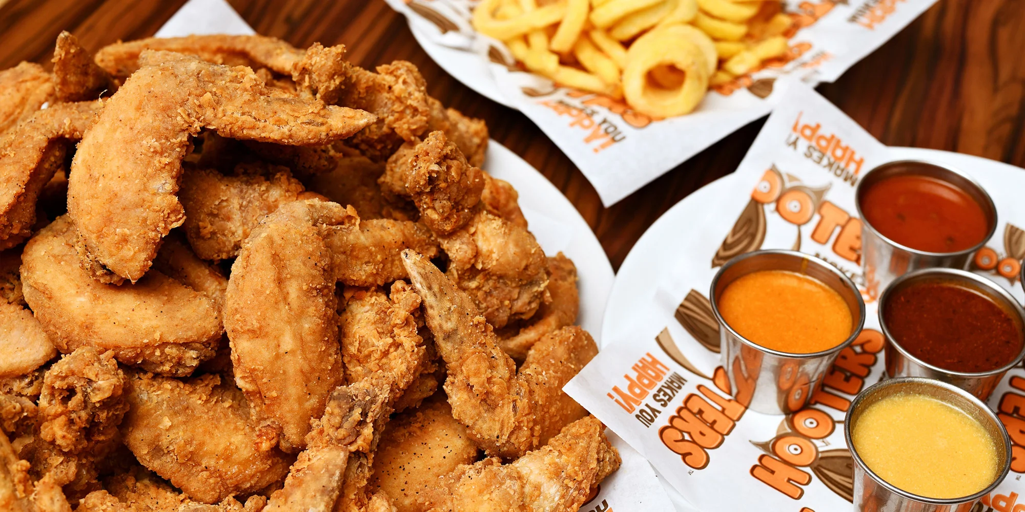 Legendární Hooters: 50 ks kuřecích křídel v omáčkách podle výběru a 2x spirálové hranolky - Obrázek 3