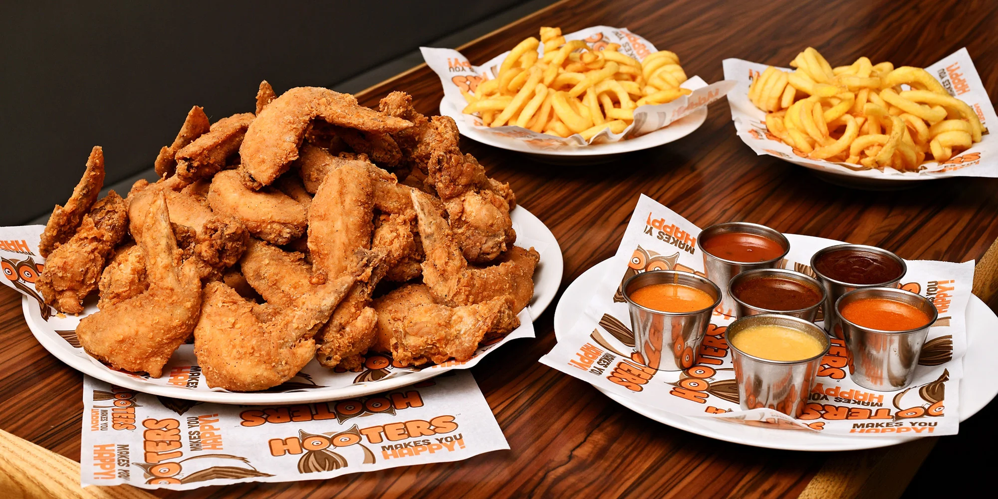 Legendární Hooters: 50 ks kuřecích křídel v omáčkách podle výběru a 2x spirálové hranolky