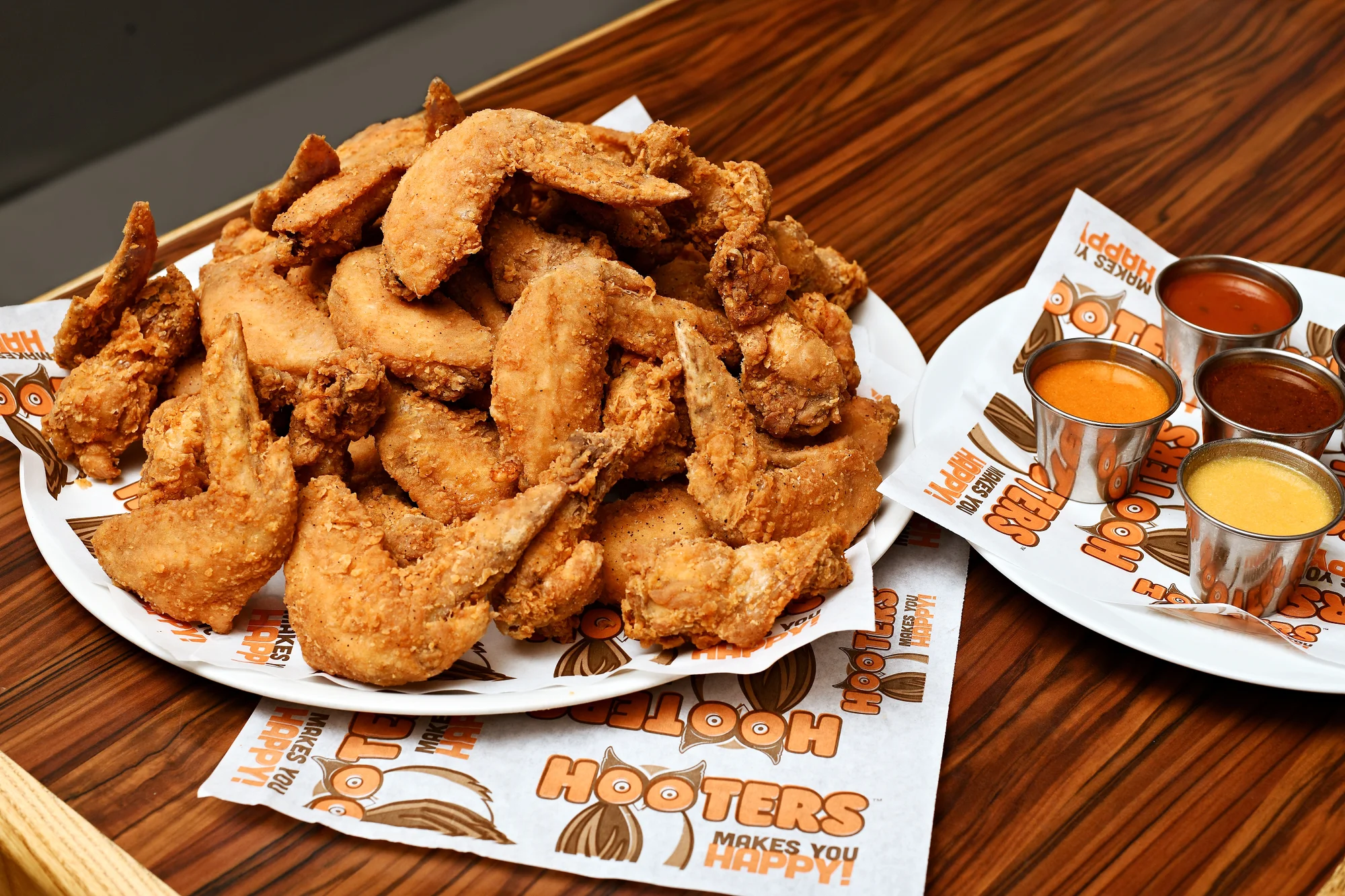 Legendární Hooters: 50 ks kuřecích křídel v omáčkách podle výběru a 2x spirálové hranolky - Obrázek 5
